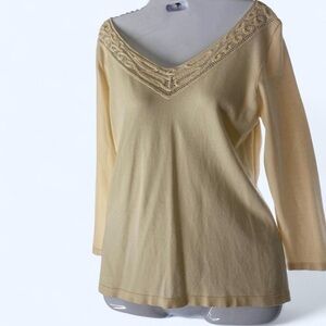 Cream top with a detailed neckline Studio M